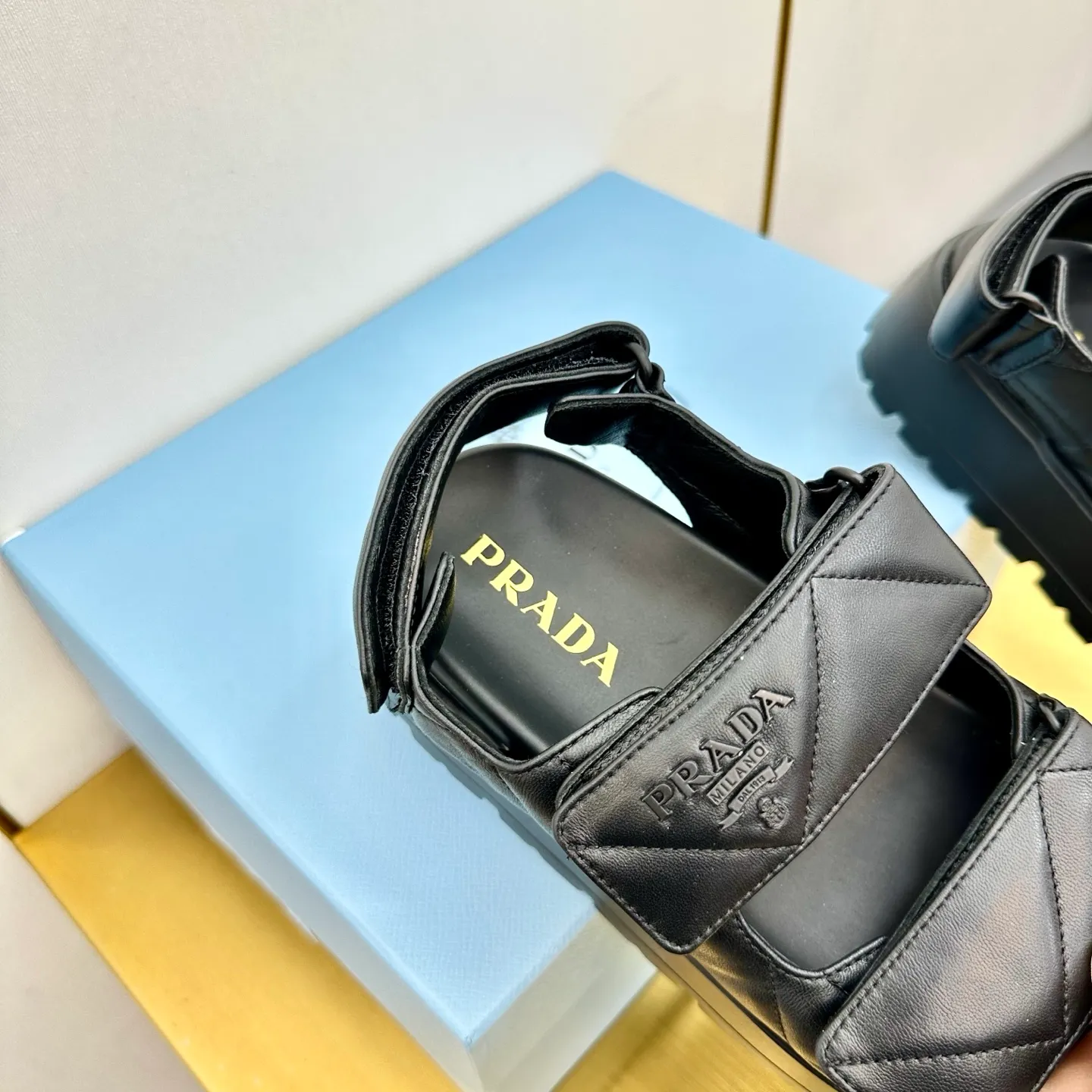 💕💕Factory direct selling price p480💕💕 The highest version of Prada's new thick-soled casual sneakers. This sneaker continues the timeless silhouette and is a new classic item. Crafted from leather to enhance style. The style is light, with a triangle buckle logo and a 5CM thick sole. It is suitable for all seasons and can be matched with all kinds of casual styles. In an era where various styles are full of attention, the most long-term companion and the one that captures people's hearts bit by bit is undoubtedly the white shoe. Fabric: Cowhide Lining: Sheepskin Outsole: Original rubber outsole Sole thickness: 5CM Size 35-41